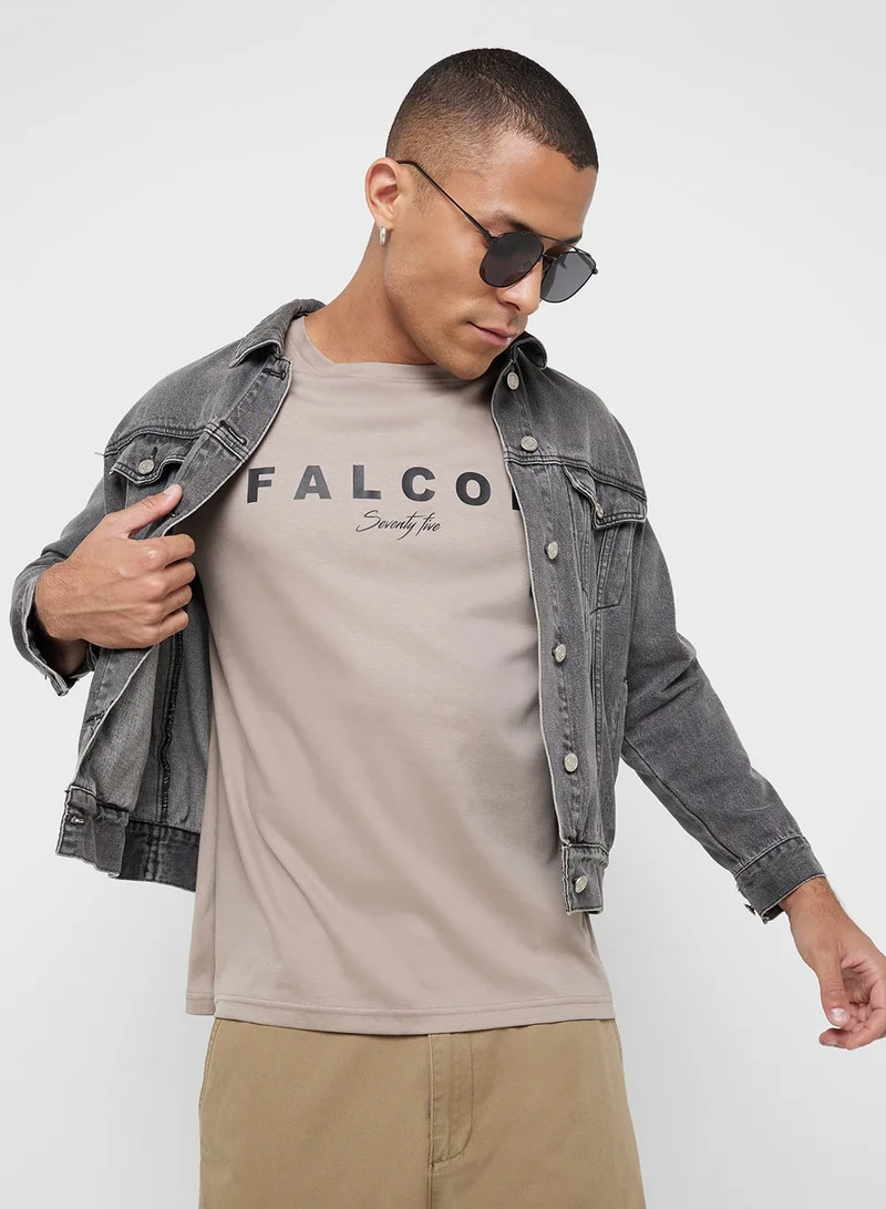 سفنتي فايف تيشيرت بطباعة جرافيك كبير الحجم